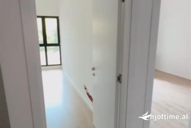 Jepet apartament 2+1 i pershtatshem per biznes tek Arlis Farmacia 10