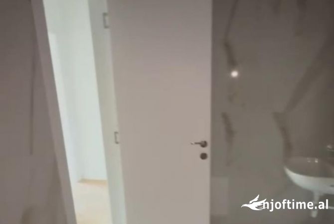 Jepet apartament 2+1 i pershtatshem per biznes tek Arlis Farmacia 10