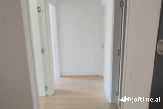 Jepet apartament 2+1 i pershtatshem per biznes tek Arlis Farmacia 10