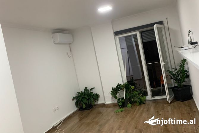 Jepet ambjent biznesi me qera tek Tregu Cam