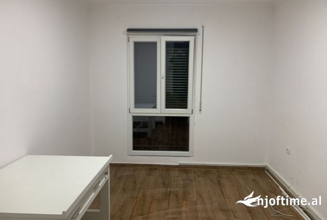 Jepet ambjent biznesi me qera tek Tregu Cam