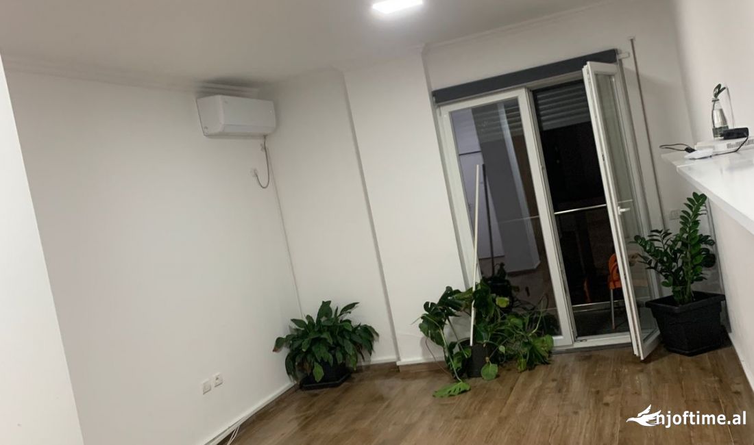 Jepet ambjent biznesi me qera tek Tregu Cam