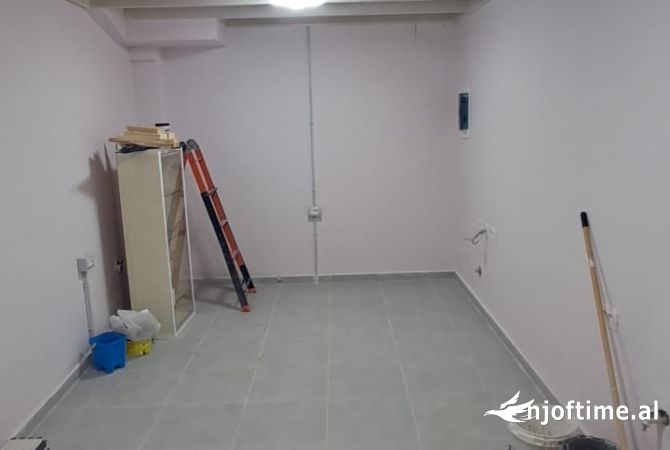 Ambiente Commerciale in Affitto 3+1 a Tirana - 300 Euro
