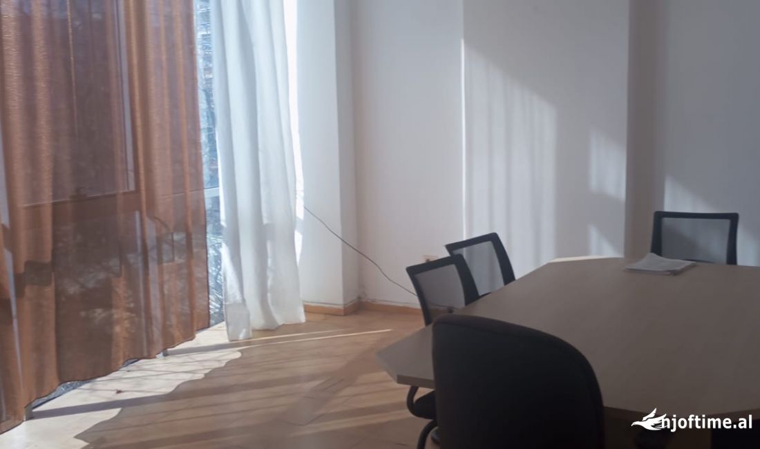 Jepet ambjent me qera ne Xhamllik tek Rosmani