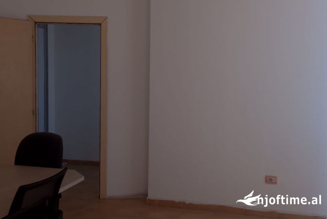 Jepet ambjent me qera ne Xhamllik tek Rosmani