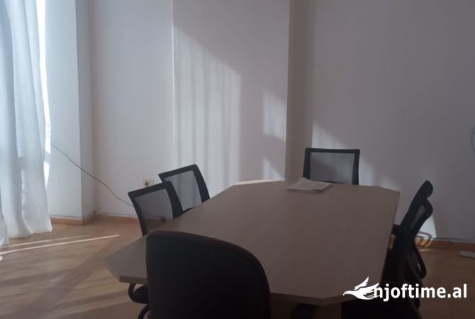 Ambiente Commerciale in Affitto 3+1 a Tirana - 36,000 Leke