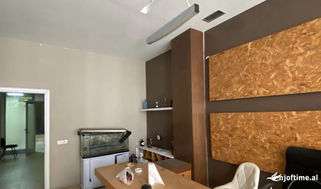 Jepet zyre me qera tek qendra Condor Rruga e Kavakee