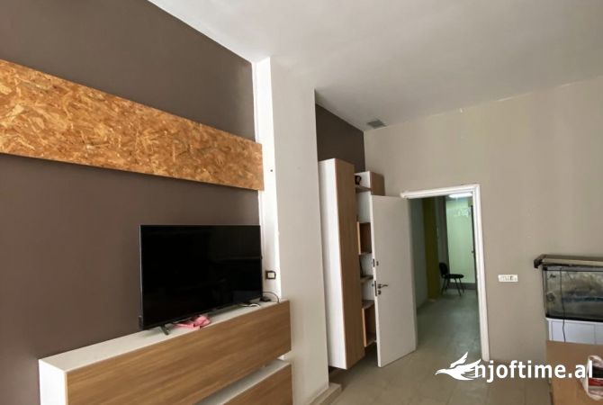 Jepet zyre me qera tek qendra Condor Rruga e Kavakee