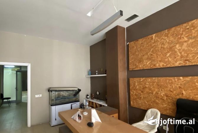 Jepet zyre me qera tek qendra Condor Rruga e Kavakee