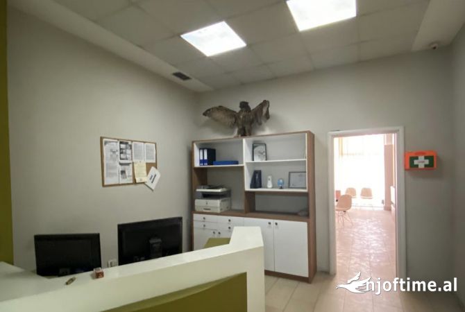 Jepet zyre me qera tek qendra Condor Rruga e Kavakee