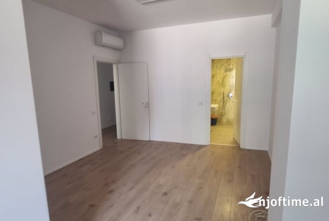 Ambiente Commerciale in Affitto 3+1 a Tirana - 1,250 Euro