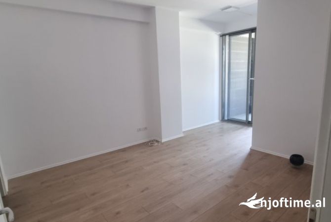 Ambiente Commerciale in Affitto 3+1 a Tirana - 1,250 Euro