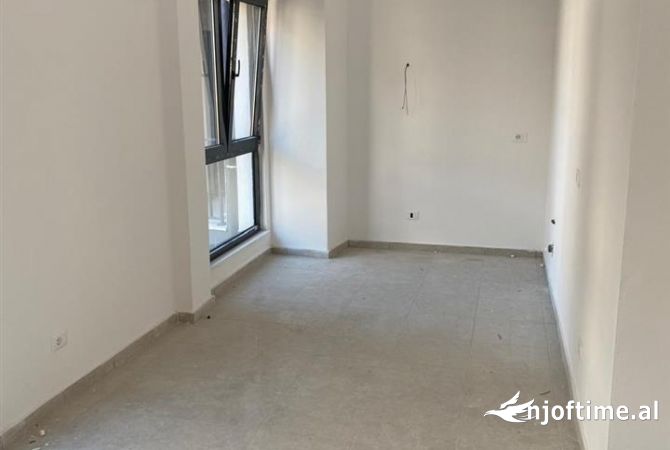 Ambiente Commerciale in Affitto 3+1 a Tirana - 80,000 Leke