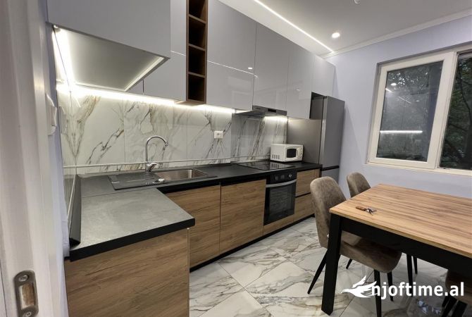 Ambiente Commerciale in Affitto 3+1 a Tirana - 1,000 Euro