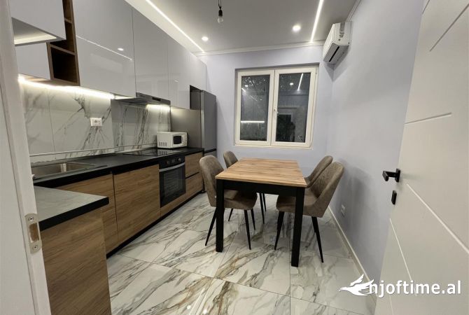 Ambiente Commerciale in Affitto 3+1 a Tirana - 1,000 Euro