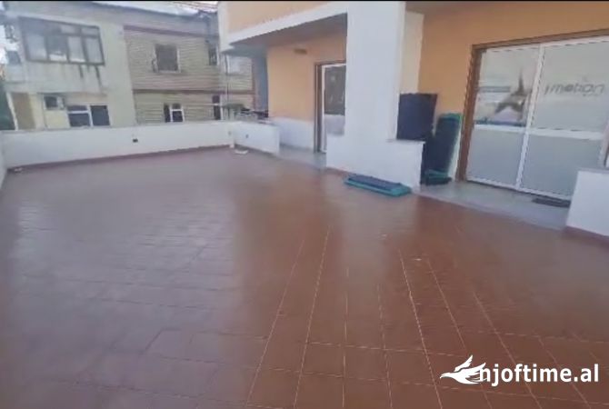 Ambiente Commerciale in Affitto 3+1 a Tirana - 700 Euro