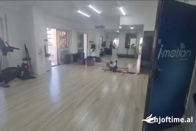 Ambiente Commerciale in Affitto 3+1 a Tirana - 700 Euro