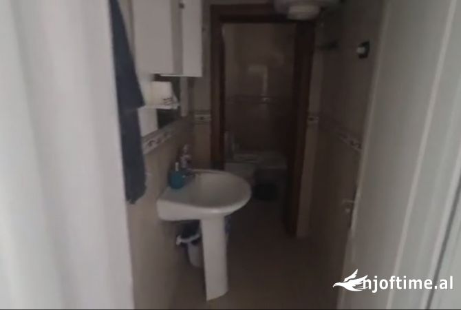 Jepet ambjent biznesi me qera perballe tek Delijorgjit tek Karburant Kastrati