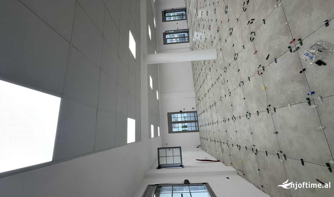 Jepet me qera super ambjent biznesi ne Sauk te Ri ne rruge kryesore totalisht i rikonstruktuar