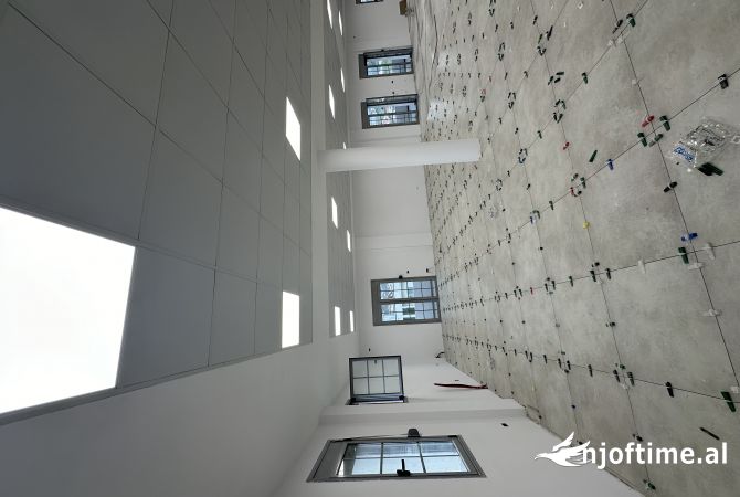 Jepet me qera super ambjent biznesi ne Sauk te Ri ne rruge kryesore totalisht i rikonstruktuar