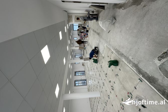 Jepet me qera super ambjent biznesi ne Sauk te Ri ne rruge kryesore totalisht i rikonstruktuar