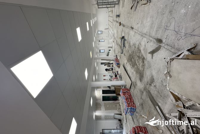 Jepet me qera super ambjent biznesi ne Sauk te Ri ne rruge kryesore totalisht i rikonstruktuar