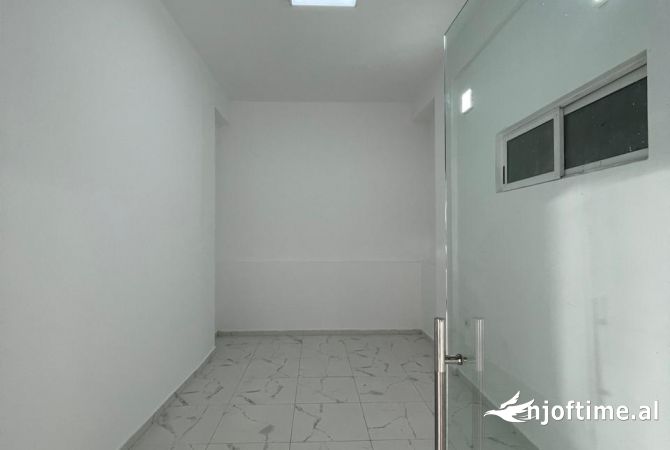 Ambiente Commerciale in Affitto 1+1 a Tirana - 750 Euro