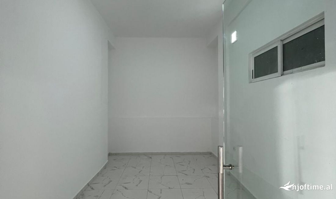 AMBIENT KOMERCIAL ME QIRA TE TREGU CAM!