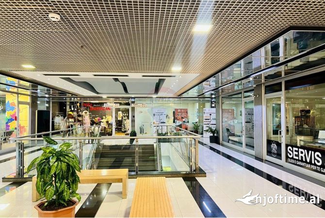 Ambiente Commerciale in Vendita 3+1 a Tirana - 350,000 Euro