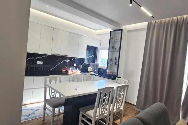 Appartamento in affitto a Tirana 3+1, Arredato