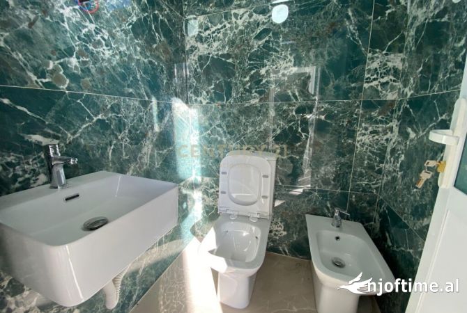 Ambiente Commerciale in Affitto 4+1 a Durazzo - 6,000 Euro