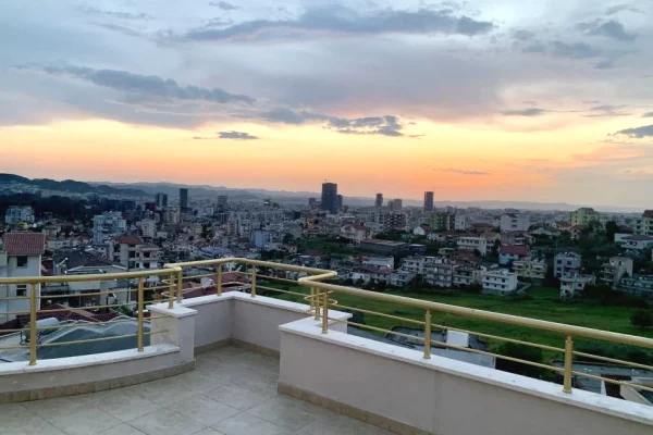 Shtepi me qera Penthose(kati i fundit panoramik) ne Tirane, 2+1, Mobilimi E mobiluar, Pagesa 60,000  Leke.