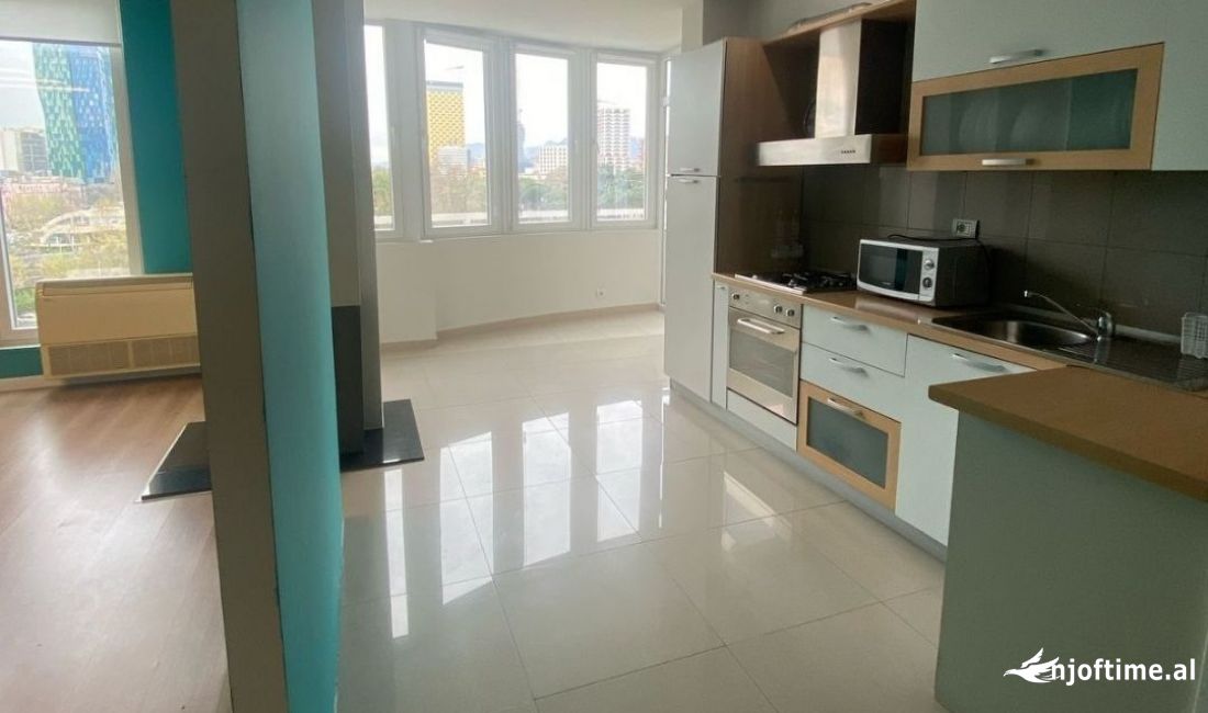 Jepet me qera, Ambient biznesi Piramida, Tirane.