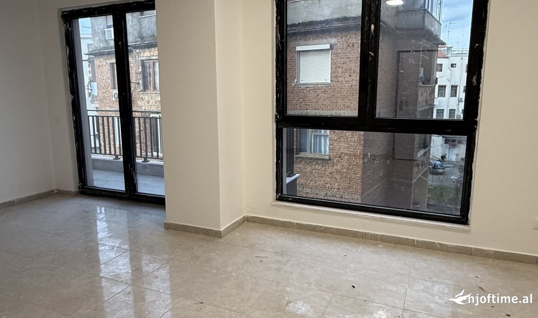 Jepet me qira ambient per zyra tek Pazari i ri!