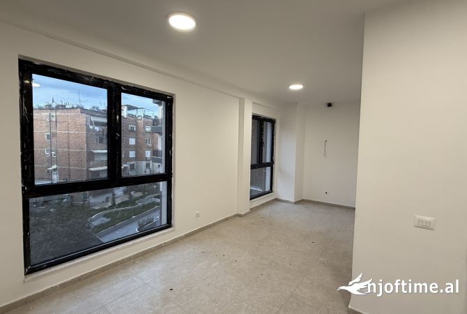 Jepet me qira ambient per zyra tek Pazari i ri!