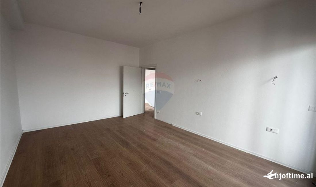 Jepet me qira per zyra super apartament 3+1+2+ 3 ballkone te Tirana Garden Building!