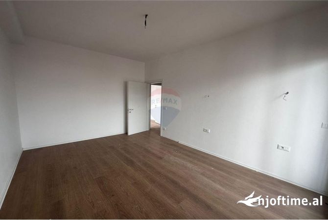 Ambiente Commerciale in Affitto 3+1 a Tirana - 1,600 Euro