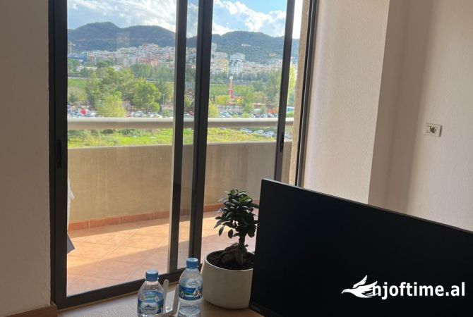 Ambiente Commerciale in Affitto 3+1 a Tirana - 25,000 Leke