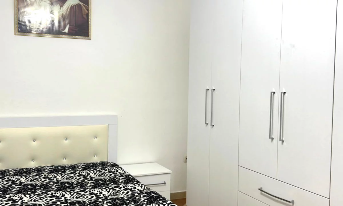 Shtepi me qera Apartament ne Tirane, 1+1, Mobilimi E mobiluar, Pagesa 400  Euro.