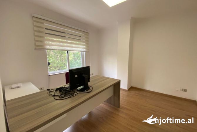 Ambiente Commerciale in Affitto 3+1 a Tirana - 600 Euro