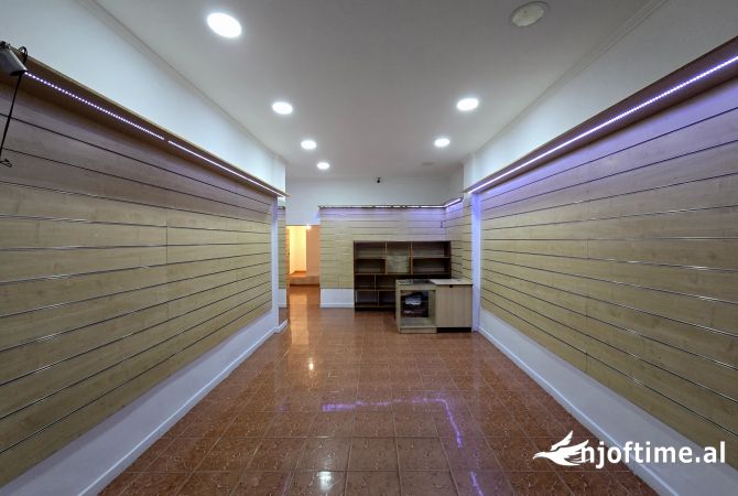 Ambiente Commerciale in Vendita 1+1 a Berat - 68,000 Euro