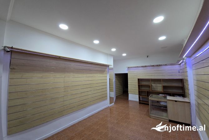 Ambiente Commerciale in Vendita 1+1 a Berat - 68,000 Euro