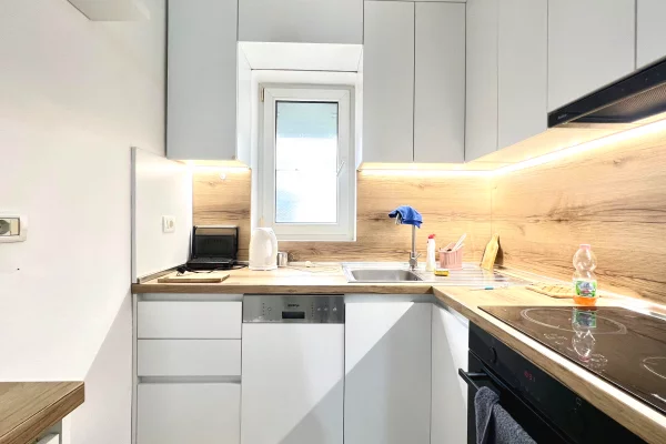 ME QERA: 2+1 📍Myslym Shyr (Prane Drejtoris se Policis) - 70,000 Leke/Muaj - Kati.1 - SP.80m² - E Rinovuar Totalisht - Akses shume i favorshem