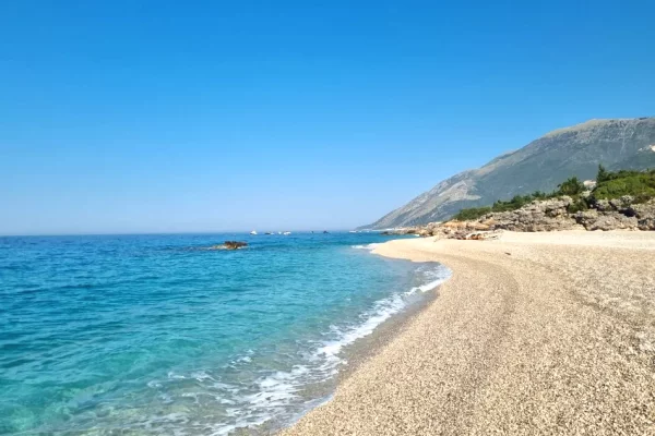 Shtepi ne shitje Vila Luksoze ne Tirane, 5+1, Mobilimi Bosh, pa mobiluar, Pagesa 1,500,000  Euro.