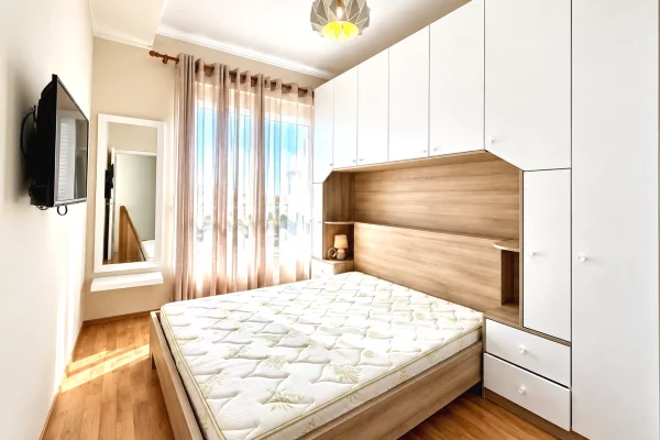 Shtepi ne shitje Apartament ne Tirane, 2+1, Mobilimi E mobiluar, Pagesa 180,000  Euro.