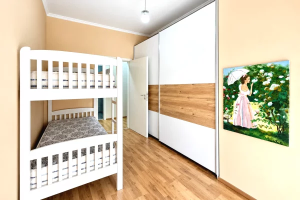 Shtepi ne shitje Apartament ne Tirane, 2+1, Mobilimi E mobiluar, Pagesa 180,000  Euro.