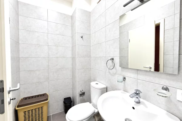 Shtepi ne shitje Apartament ne Tirane, 2+1, Mobilimi E mobiluar, Pagesa 180,000  Euro.