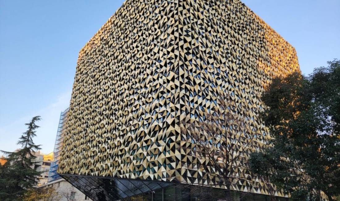 Shitet: Amb Open Space **98m2 ( BLLOK - Rainbow Center, te Credins ) Ndertim v 2023 