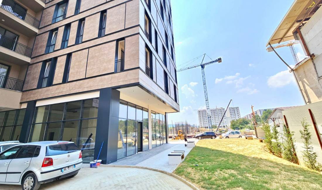 Shitet: Ambient Open Space  ( 📍Fusha e Aviacionit ) k0, Direkt Buze Rr. Kryesore