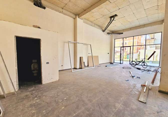 Shitet: Ambient Open Space  ( 📍Fusha e Aviacionit ) k0, Direkt Buze Rr. Kryesore